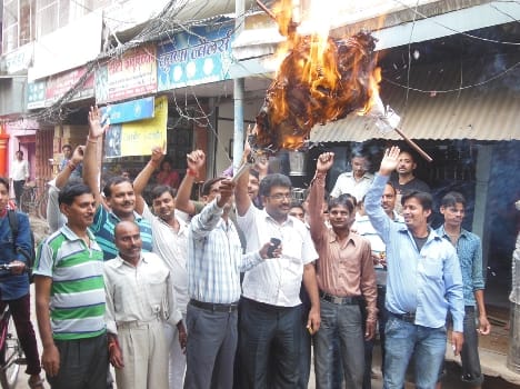 Unannounced cuts protest Flaws in effigy of EE