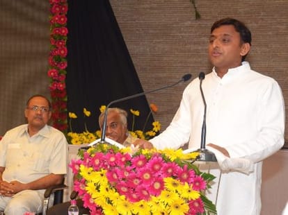 Akhilesh Yadav helps Lawyers families.