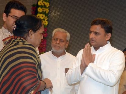 Akhilesh Yadav helps Lawyers families.