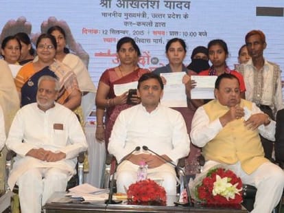 Akhilesh Yadav helps Lawyers families.