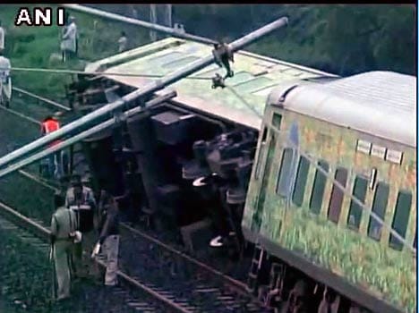train accident in karnatak, 9 boggies derailed
