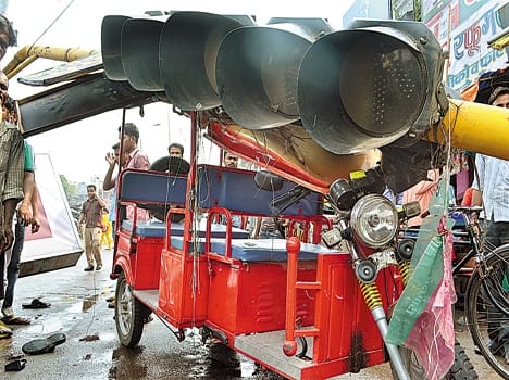 Traffic signal pole dropped on E-rickshaw, two injured
