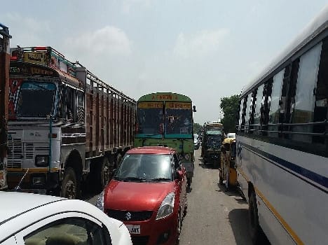 Toll workers just Kandector beaten, injured