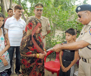 money given to the wife of manoj mishra
