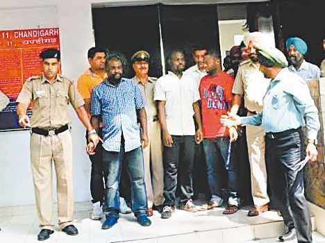 drug racket, 3 nigerian arrested with heroine of 7 lakh