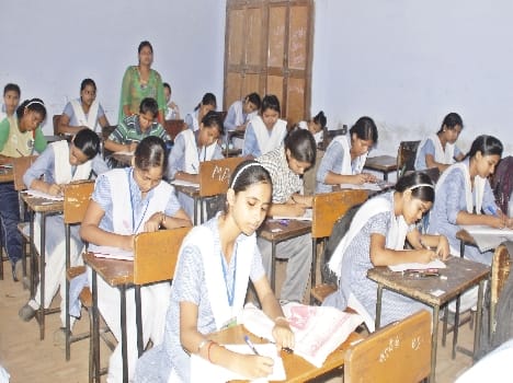 students celebrating hindi divas