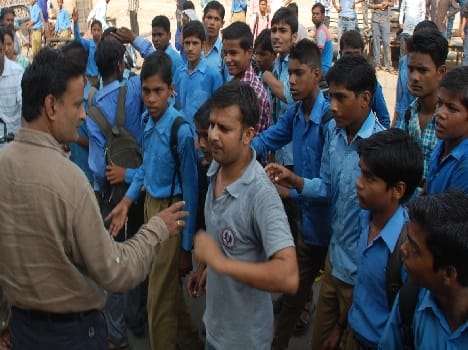 College students angry arbitrary commotion, throwing stones