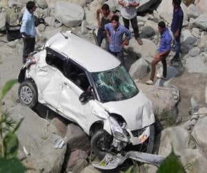 car fell into river, one died.