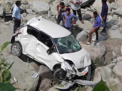 car fell into river, one died.