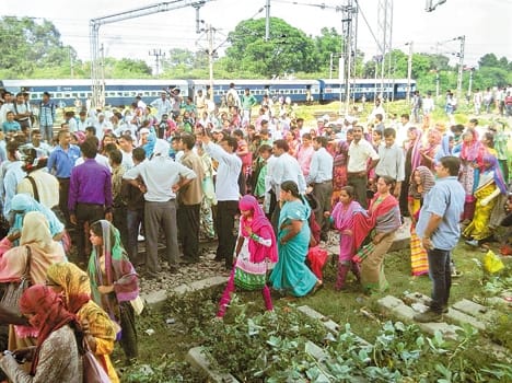 Sikshamitra stopped trains and sit on protest 