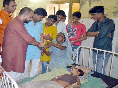 BJYM workers Patients distributed fruit
