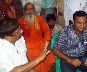 lekhpal taken hostage by villagers in amethi