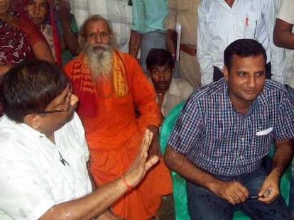 lekhpal taken hostage by villagers in amethi