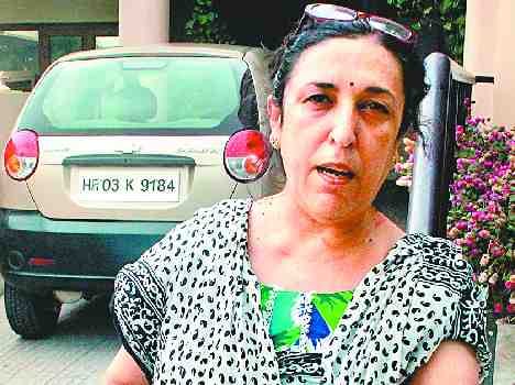 old lady looted by boys, run away with car