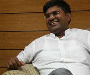 he gave 1500 crore notice to builders, in turn received transfers