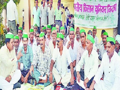 SE Kae hoop, protesting