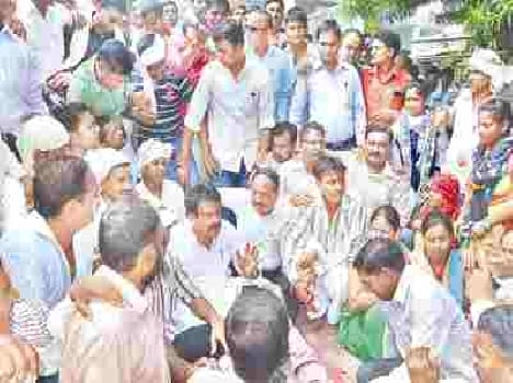 shikshamitra protest in front of prof. sp singh home