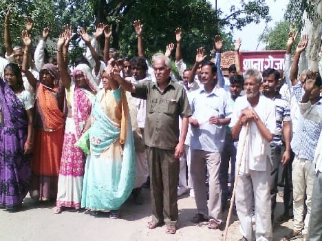 Angry villagers commotion at police station