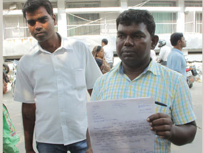 Shameful: wandered family put deadbody on stretchers for ambulances 