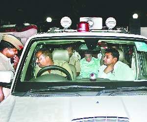 akhilesh yadav help police in searching money filled bags