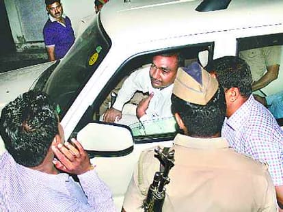 akhilesh yadav help police in searching money filled bags