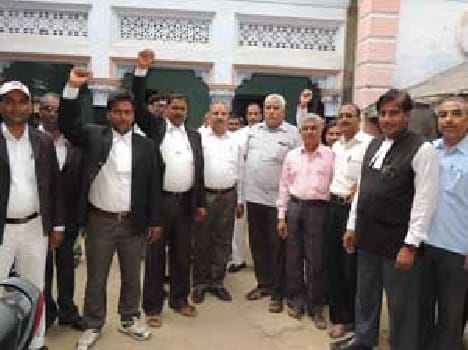 Power Ktuti? angry lawyer outdoors