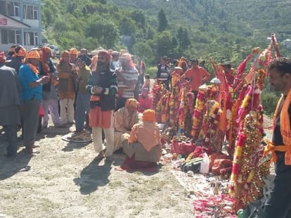 bharmour helipad seized by pilgrims of jammu.
