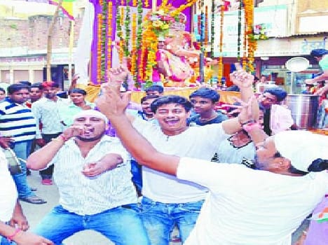 Rock faithful in procession of Ganpati Bappa