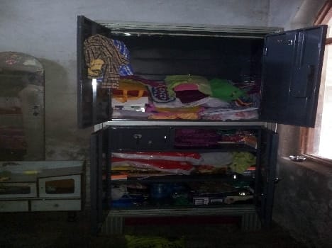 Burglars cash , jewelery , including the crossing of goods to thousands
