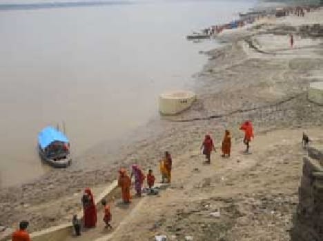 Ganga ghats dirt bathers to shower