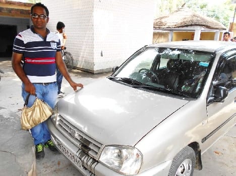 Remove the bag from the car part Grabbed the child