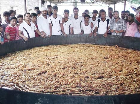 boys have made world's biggest jalebi in uttar pradesh