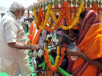 Rikshaw politics of Modi, targeted Bihar election from Varanasi