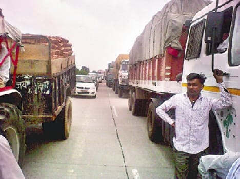 Farmers arrived at the village road in protest transfers