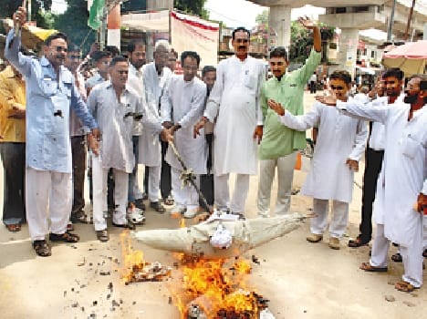 Congressmen burnt effigies of the Minister of Communications