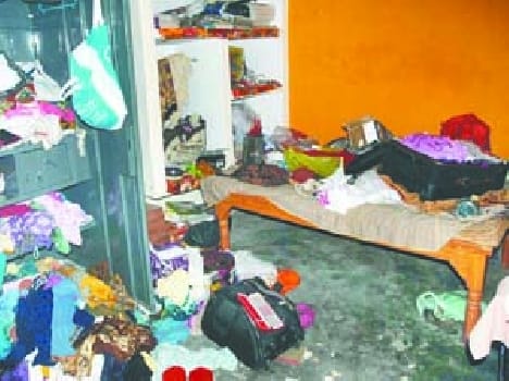 Teacher 's home usurped the cash - jewelry thief