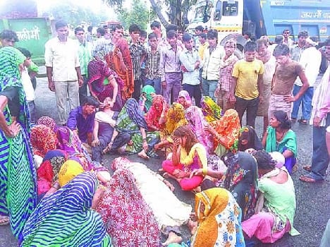 road jam after student died
