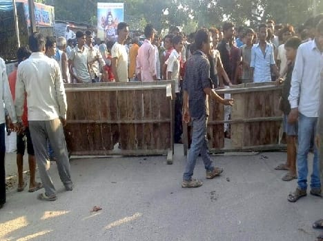 The injured child to the hospital To protest the killing of commotion