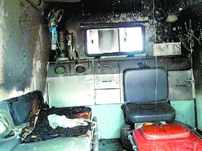 goons sets ablaze ambulance in mandi himachal.