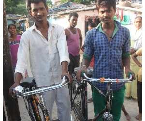 kanpur SP leader taking money in free cycle distribution