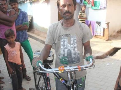 kanpur SP leader taking money in free cycle distribution