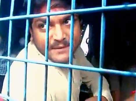 hardik patel arrested with supporters
