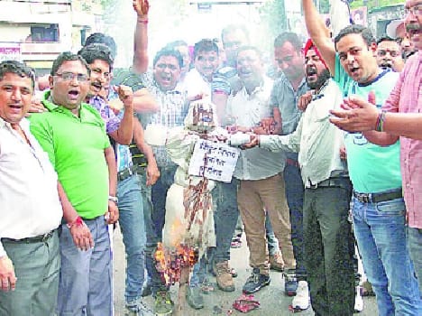 Burnt effigies of Power Corporation
