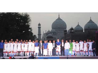rules broken near tajmahal in presence of akhilesh