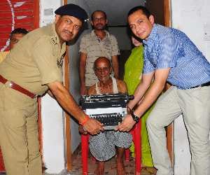 dm rajshekhar gifts typewriter to typist krish kumar