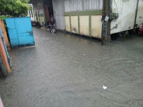Torrential rain made the roads pond