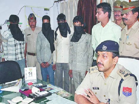 10 crooks robbing gang arrested