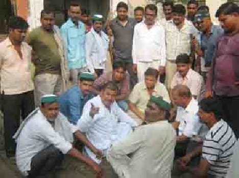 Farmers excise officer hostage