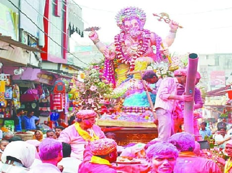 Leave the Ganapathy, blow Abir-Gulal