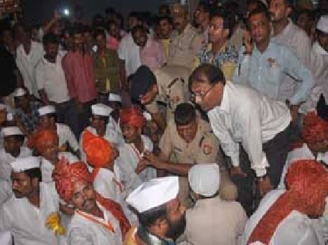 The police stopped Ganesh statue, surrounded Godowallia